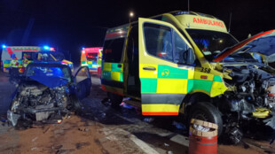 Noční nehoda sanitky a osobního vozu v Dobré, na místě čtyři zranění, hasiči museli vyprošťovat