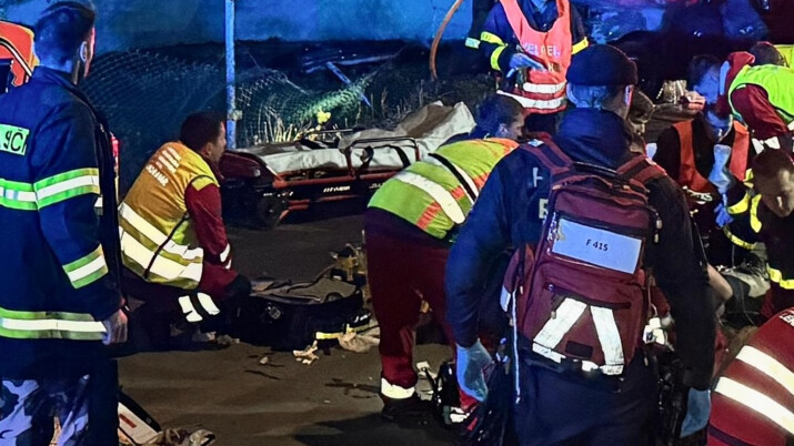 Z hořícího auta po nárazu do domu lidé vytáhli posádku a dva mladé pasažéry oživovali