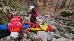 Nepozorná turistka se v Beskydech zřítila do koryta potoka, vytahovali ji vrtulníkem