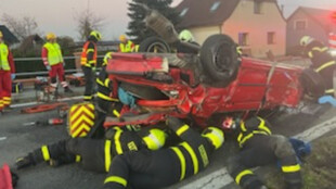 Mladý řidič nezvládl předjíždění a při nehodě přizabil své spolucestující