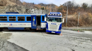 V Jakubčovicích nad Odrou se srazil osobní vlak s kamionem, zranili se čtyři lidé