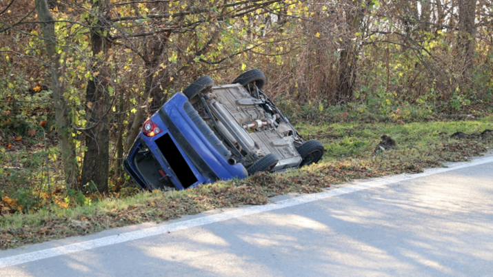 Čtveřice mladíků na útěku z ústavu oloupila muže a pak nabourala ukradené auto