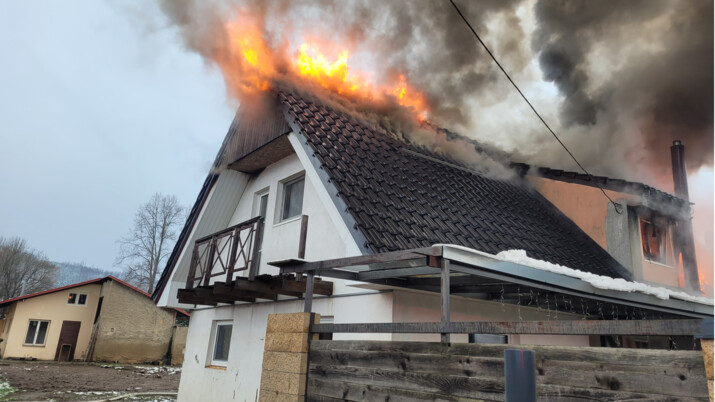 Střechu nově postaveného domu s fotovoltaikou v Krnově zachvátil požár