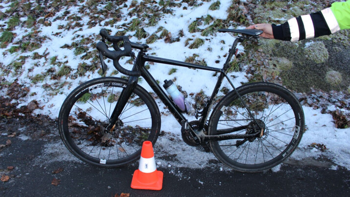 Cyklistu našli v příkopu v hrabyňském kopci a museli ho oživovat