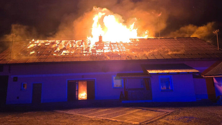 Hasiči v noci zasahovali u požáru střechy domu ve Vítkově