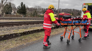 Muž v Ostravě přežil srážku vlakem, náraz ho odhodil mimo kolejiště