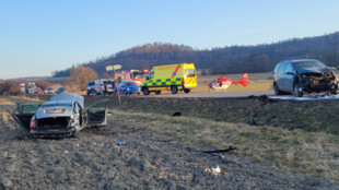 Řidička nezvládla průjezd zatáčkou. Tři zranění po střetu dvou aut na Bruntálsku