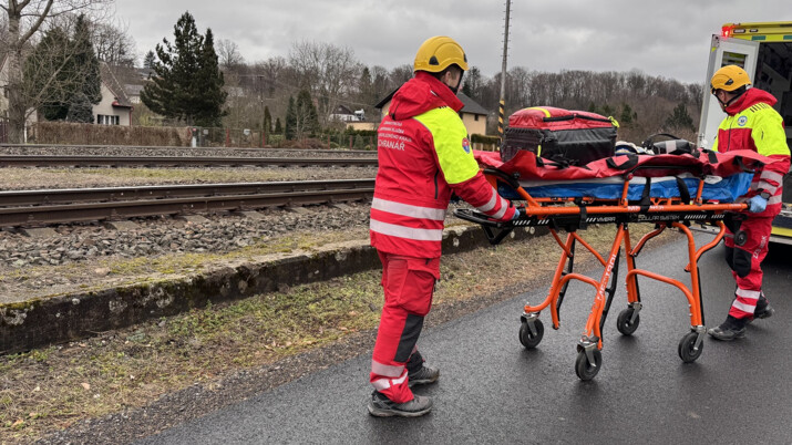 V Ostravě na trati mezi Vítkovicemi a Kunčicemi zemřel po střetu s vlakem člověk