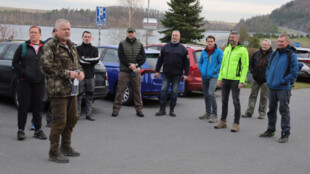 Dobrovolníci uklidili okolí Slezské Harty. Zapojil se hejtman i krajští úředníci