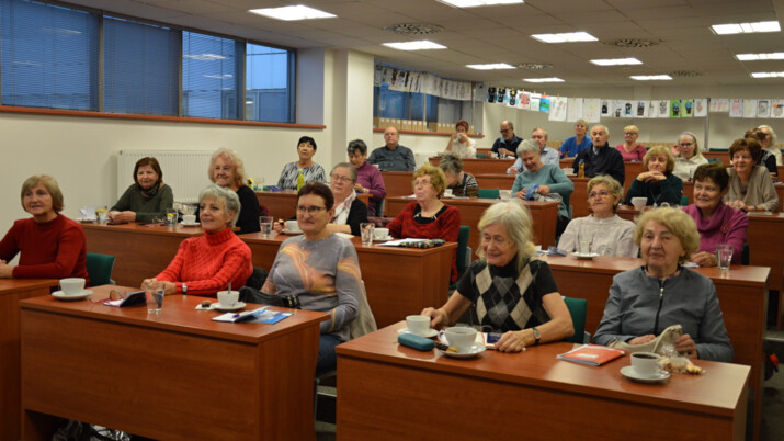 Senioři se učí chránit sebe i okolí. Strážníci spustili další ročník SeniorOVA akademie