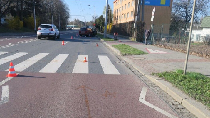 Řidič v Muglinově na přechodu srazil seniorku, která rozvážela letáky, žena v nemocnici zemřela