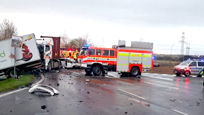 Tragická nehoda u Dobré: mladá řidička nedala přednost nákladnímu autu
