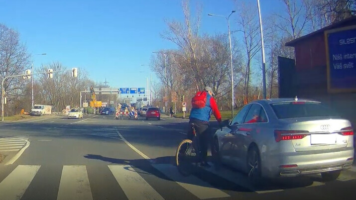 Policisté vyzývají nebezpečného cyklistu, aby se jim přihlásil dobrovolně