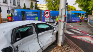 Při kolizi s autem v Ostravě vykolejila tramvaj a narazila do stromu a plotu