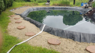 Zahradní jezírko si vychytralec z Bystřice napustil z hydrantu, vodaři mu to spočítali na 30 kubíků