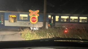 Na přejezdu u Otic se srazil vlak s osobním autem