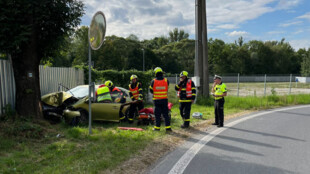 Auto v Bašce narazilo do stromu, vážně zraněného muže transportovali letecky