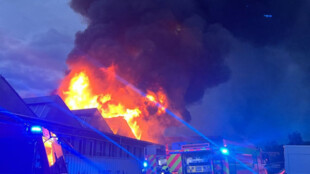 Požár haly v Ostravě-Třebovicích: vyhlášen 3. stupeň poplachu, lidé nemají větrat