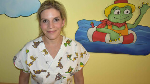 Krnovské sestřičky na dětském oddělení září v barevných halenkách s obrázky