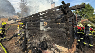 Hasiči zasahovali u rozsáhlého požáru v Bukovci, vyhlásit museli i druhý stupeň poplachu