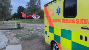 Muž si po skoku do Ostravice ve Frýdku-Místku vážně poranil páteř, okamžitě mu pomohli svědci