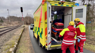 Ženu v Ostravě srazil projíždějící vlak, přišla o nohu a skončila v nemocnici