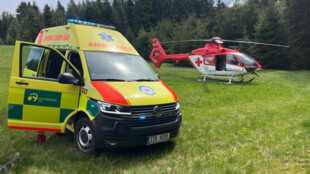 Pády z výšek i zavalení stromem. Záchranáři zasahovali u mužů zraněných při práci