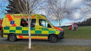 Záchranáři pomáhali muži po zásahu proudem na Frýdecko-Místecku