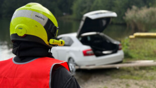 Policejní potápěči lovili s hasiči osobní auto z rybníku v Orlové