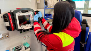 Pádem ze střechy se muž v Horní Lhotě málem zabil