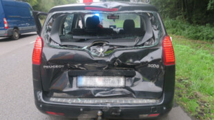 Mladý motorkář nedobrzdil a zranil se nárazem do auta