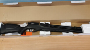 Muž z Karviné testoval novou plynovou pušku a prostřelil dveře sousedům