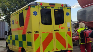 Samovolně rozjetá vlečka traktoru ve Staříči zranila dva muže