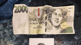 Dívka tiskla falešné dvoutisícovky, kamarádi je začali používat, teď jsou všichni obviněni