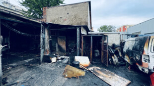 Požár zničil dílnu autoservisu v Ostravě i tři zaparkovaná auta