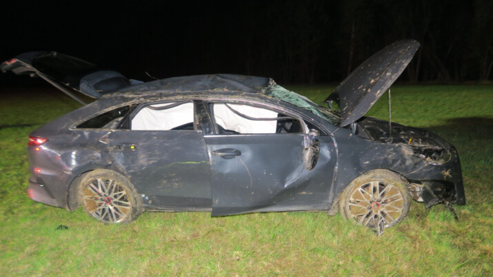 6 zraněných mladých lidí u dvou nehod. Auta šla přes střechu na různých místech MSK