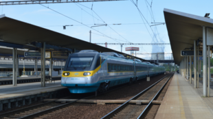 Autista uvízl na nádraží v Ostravě. Jízdenku do Prahy mu zaplatili strážníci