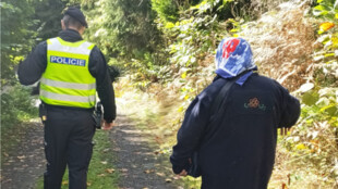 Policisté našli ztracenou houbařku, sbírala dál houby s plným košíkem