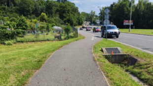 Policisté hledají koloběžkáře, který poslal cyklistu do kanálu, kde se zranil