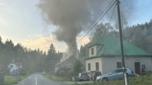 Plameny zachvátily střechu domu ve Starých Hamrech