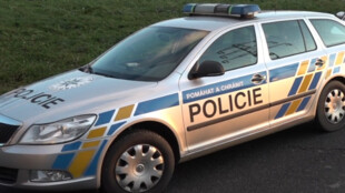 Proti agresivnímu útočníkovi museli policisté použít zbraň, zraněním podlehl