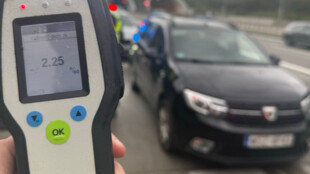 Policisté přistihli na dálnici řidiče s dvěma promile alkoholu, 111 jelo bez dálniční známky