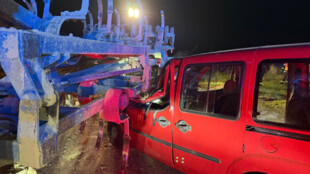 Auto narazilo do přívěsu za traktorem, těžce zraněného řidiče museli hasiči vyprošťovat