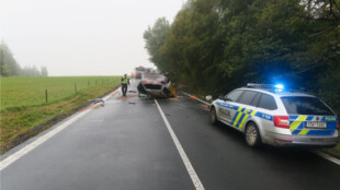 Mladý řidič havaroval na Bruntálsku, auto skončilo na střeše