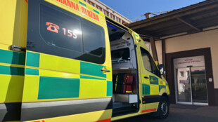 Těžce zraněný muž po pádu z výšky v Ostravě. K rychlé pomoci přispěl videohovor