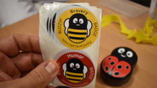 Beruška Buzzy pomáhá dětem v krnovské nemocnici překonávat strach z jehel a bolesti