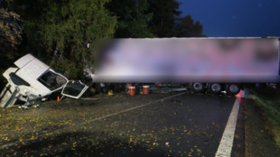 Dostal smyk a skončil v příkopu. Havarovaný kamion uzavřel dopravu na Bruntálsku