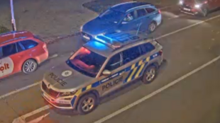 Opilý muž šel na červenou a srazili ho policisté jedoucí na majáky