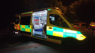 Mladý motorkář nalezen mimo silnici v bezvědomí. Vážně zraněný byl převezen do nemocnice